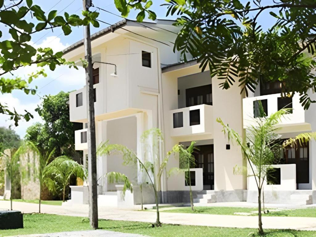 avec 7 chambre(s) de 5000 m² et 7 salle(s) de bains privée à Yala Tissamaharama Extérieur photo