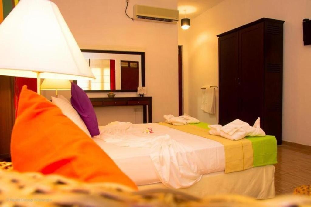 avec 7 chambre(s) de 5000 m² et 7 salle(s) de bains privée à Yala Tissamaharama Extérieur photo