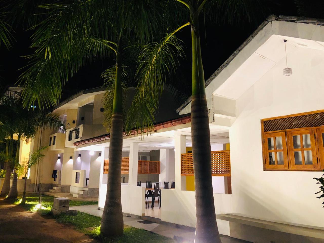 avec 7 chambre(s) de 5000 m² et 7 salle(s) de bains privée à Yala Tissamaharama Extérieur photo